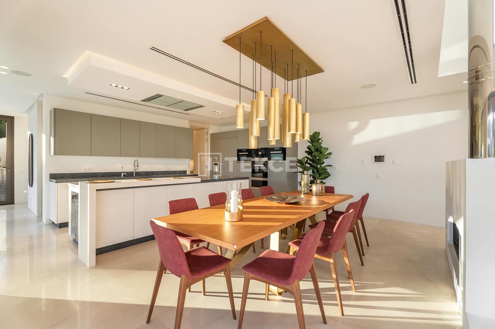 5 bedroom Villa for sale in La Quinta with pool - € 4,950,000 (Ref: 9620694)