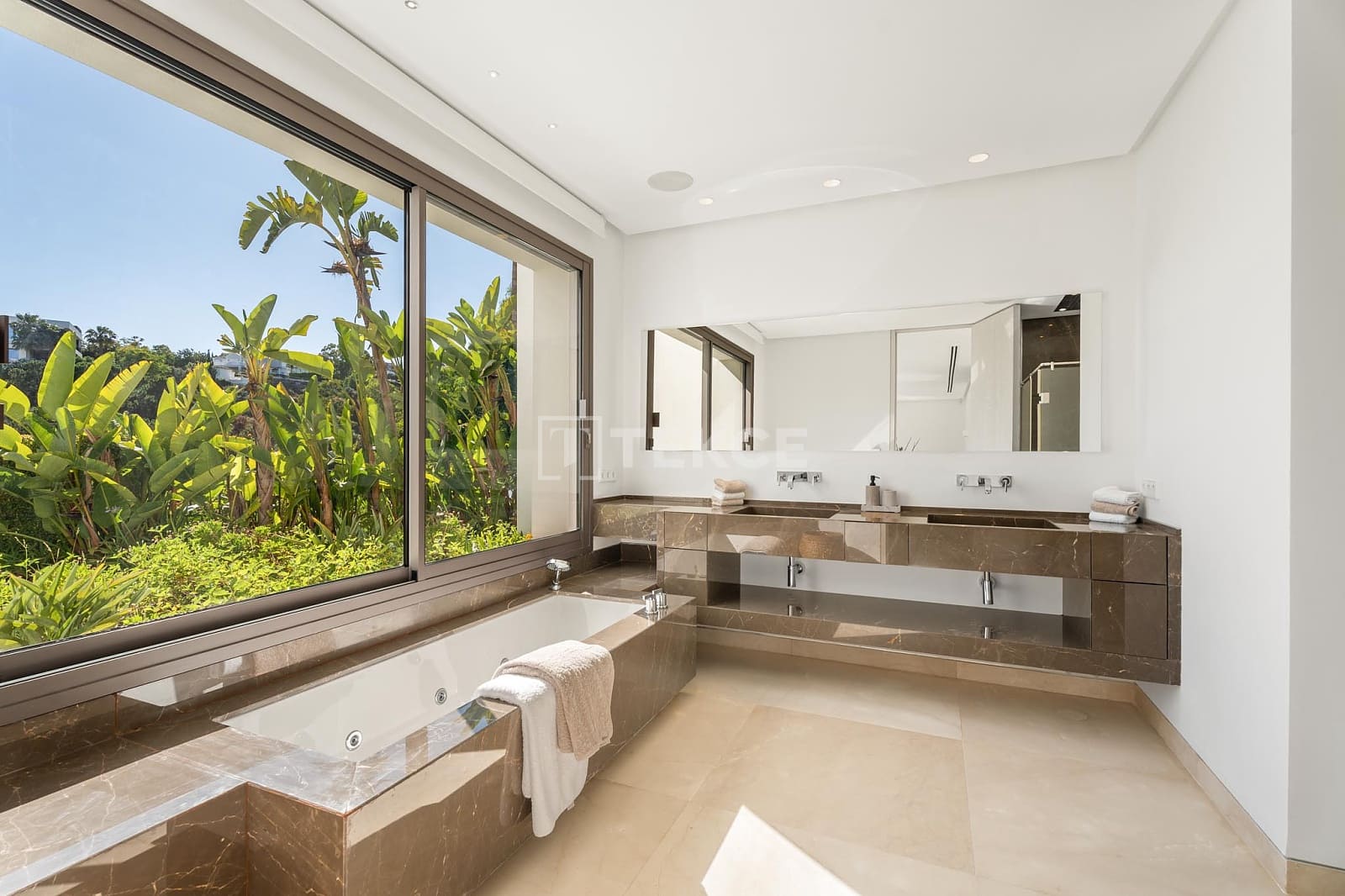 5 bedroom Villa for sale in La Quinta with pool - € 4,950,000 (Ref: 9620694)