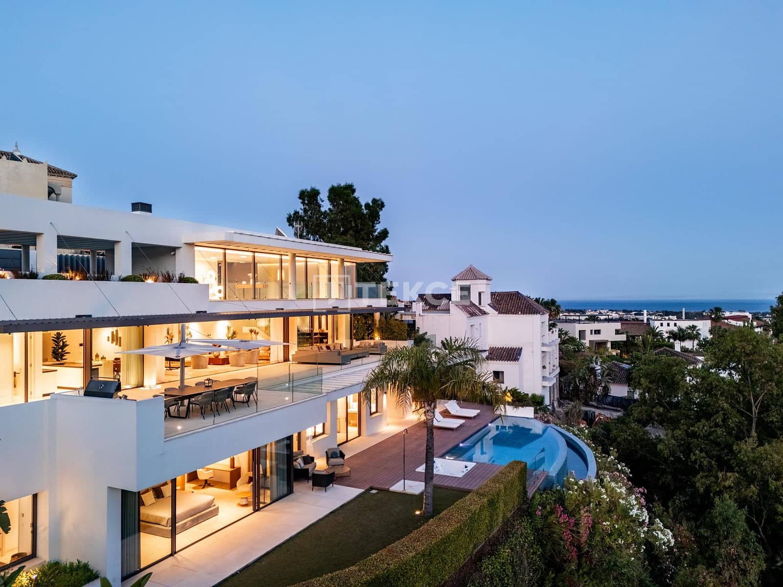 5 bedroom Villa for sale in La Quinta with pool - € 4,950,000 (Ref: 9620694)