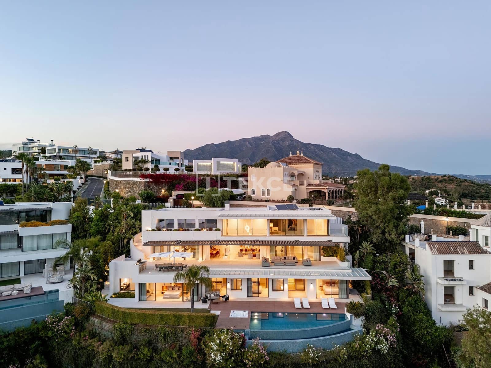 5 bedroom Villa for sale in La Quinta with pool - € 4,950,000 (Ref: 9620694)