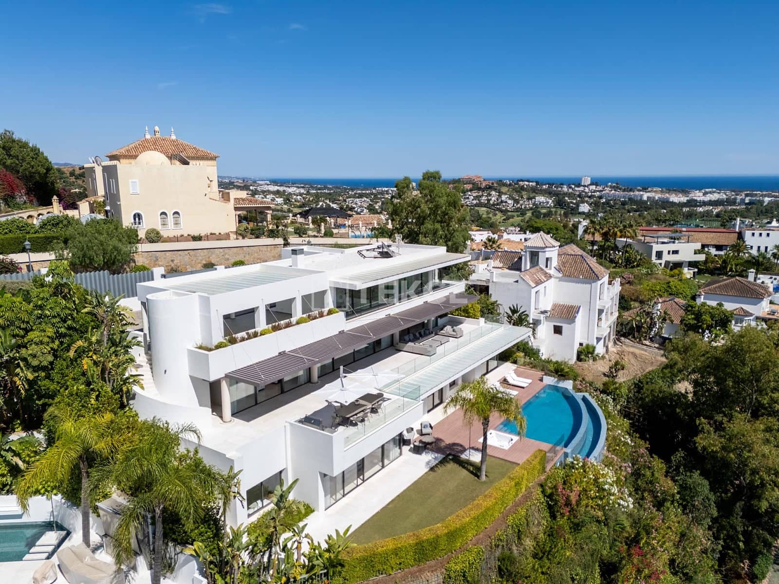 5 bedroom Villa for sale in La Quinta with pool - € 4,950,000 (Ref: 9620694)