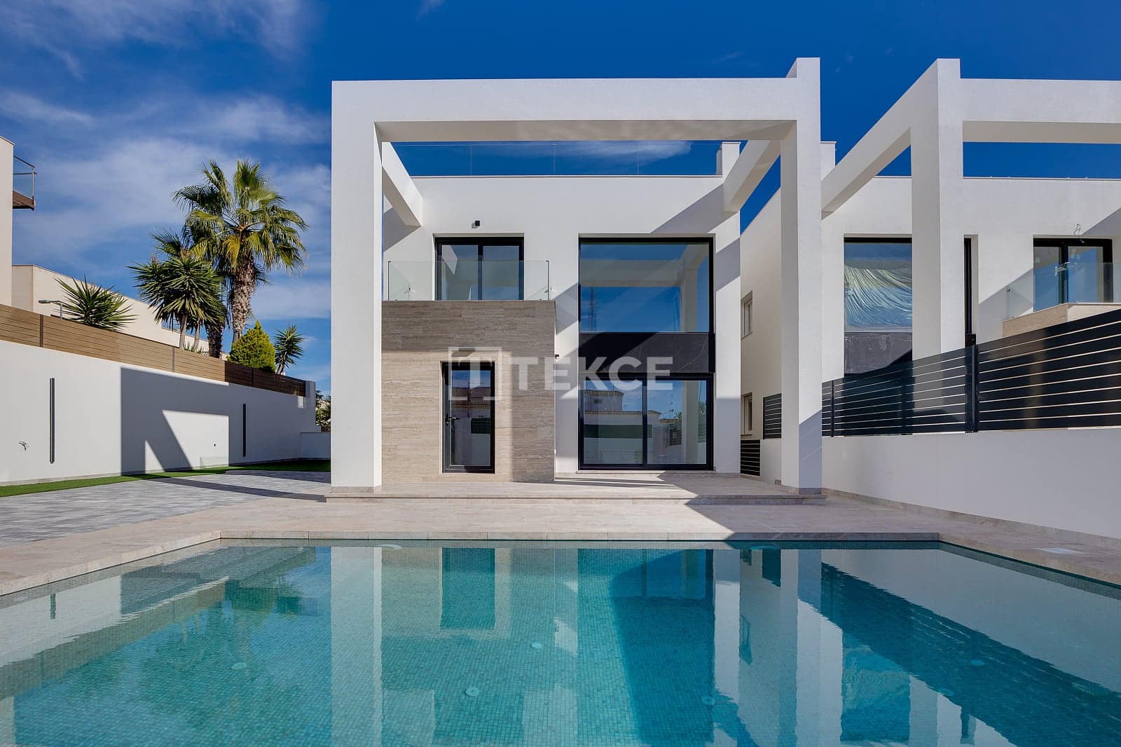 4 Zimmer Villa zu verkaufen in Torrevieja mit Pool - 750.000 € (Ref: 9810951)