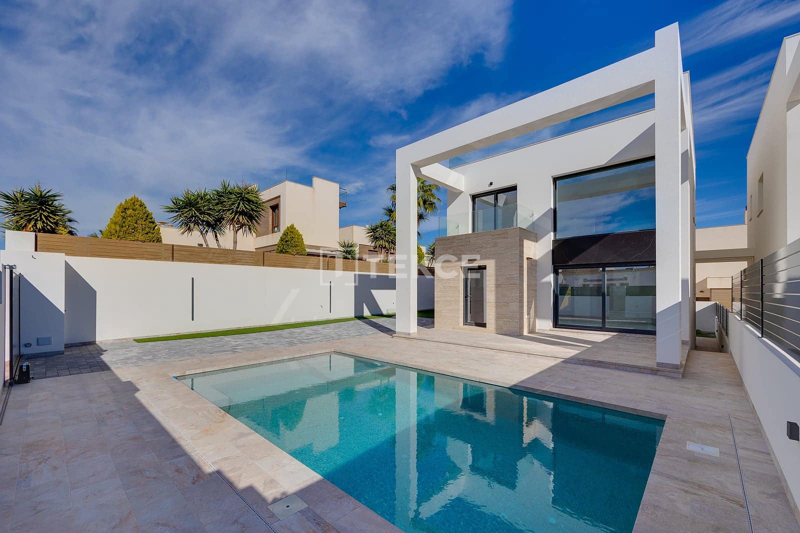 4 Zimmer Villa zu verkaufen in Torrevieja mit Pool - 750.000 € (Ref: 9810951)