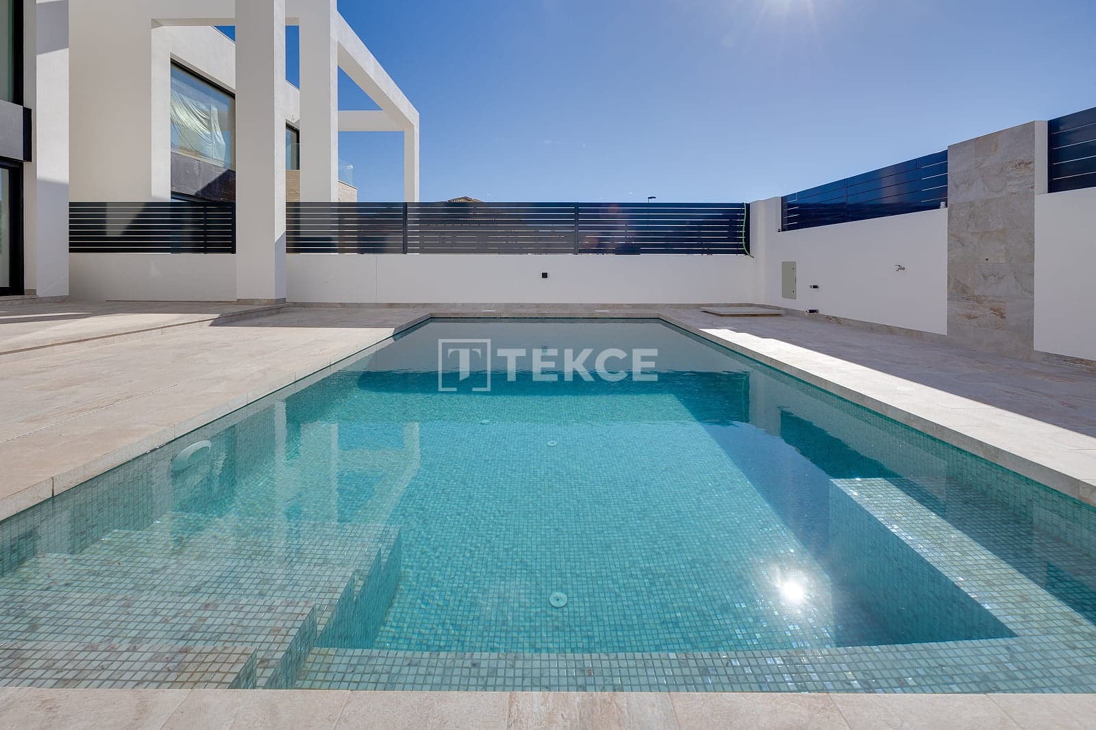 4 Zimmer Villa zu verkaufen in Torrevieja mit Pool - 750.000 € (Ref: 9810951)
