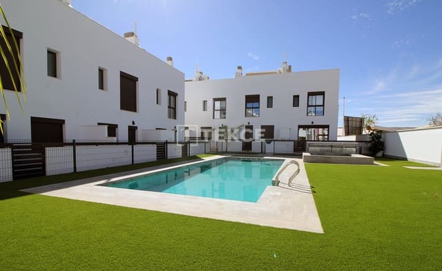 Chalet de 4 habitaciones en Pilar de la Horadada en venta con piscina - 370.000 € (Ref: 9919186)