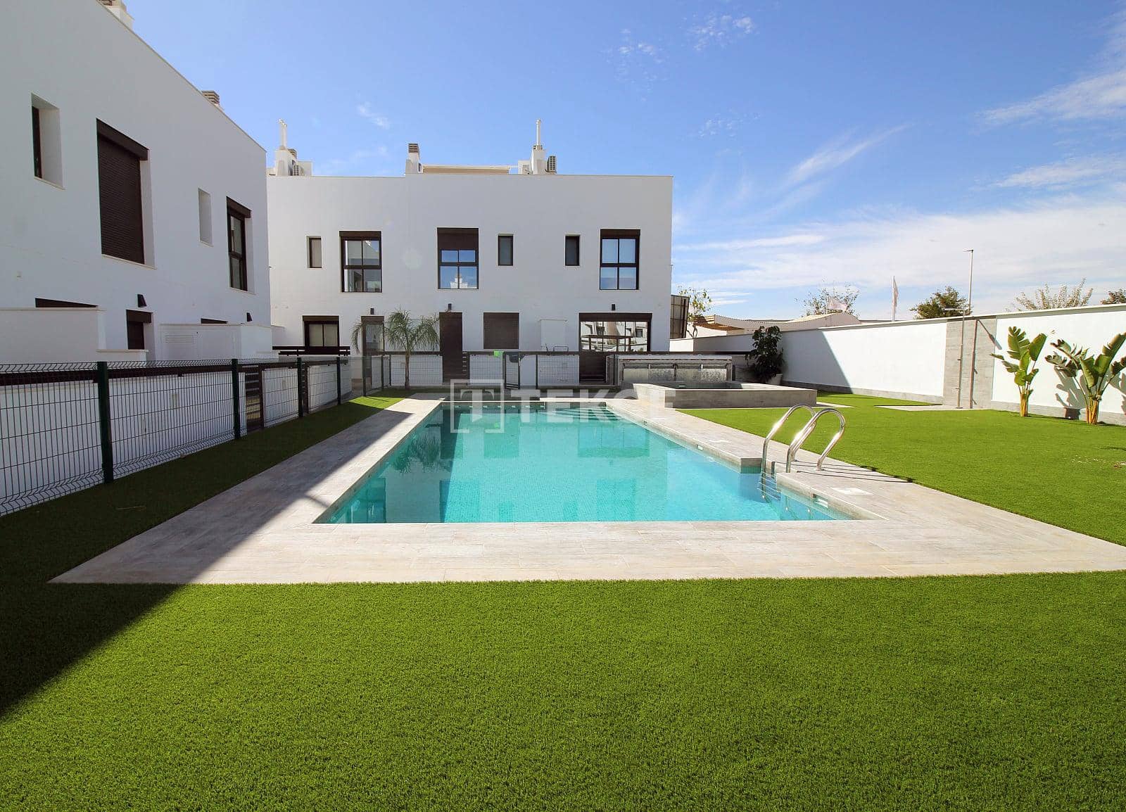 Chalet de 4 habitaciones en Pilar de la Horadada en venta con piscina - 370.000 € (Ref: 9919186)