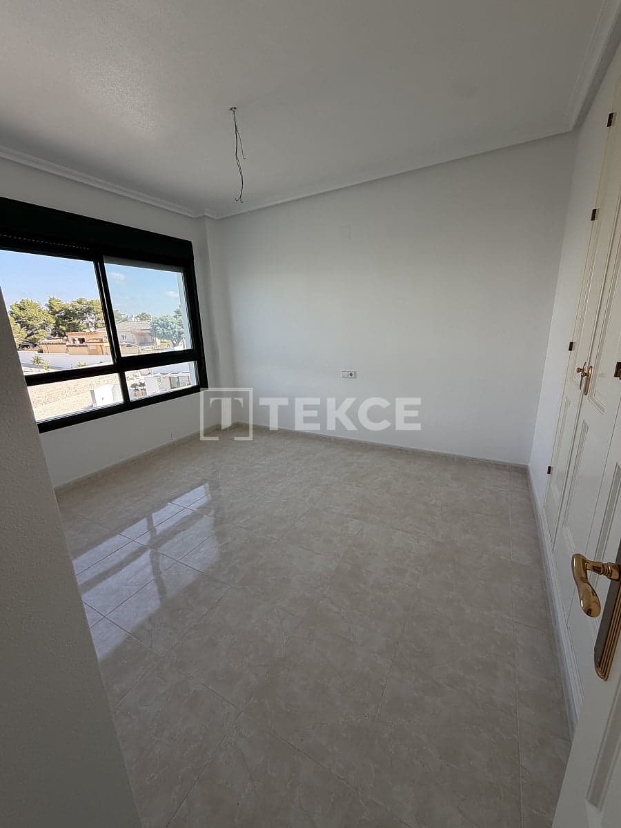 2 makuuhuone Asunto myytävänä paikassa Dehesa de Campoamor mukana uima-altaan - 326 000 € (Ref: 9993697)