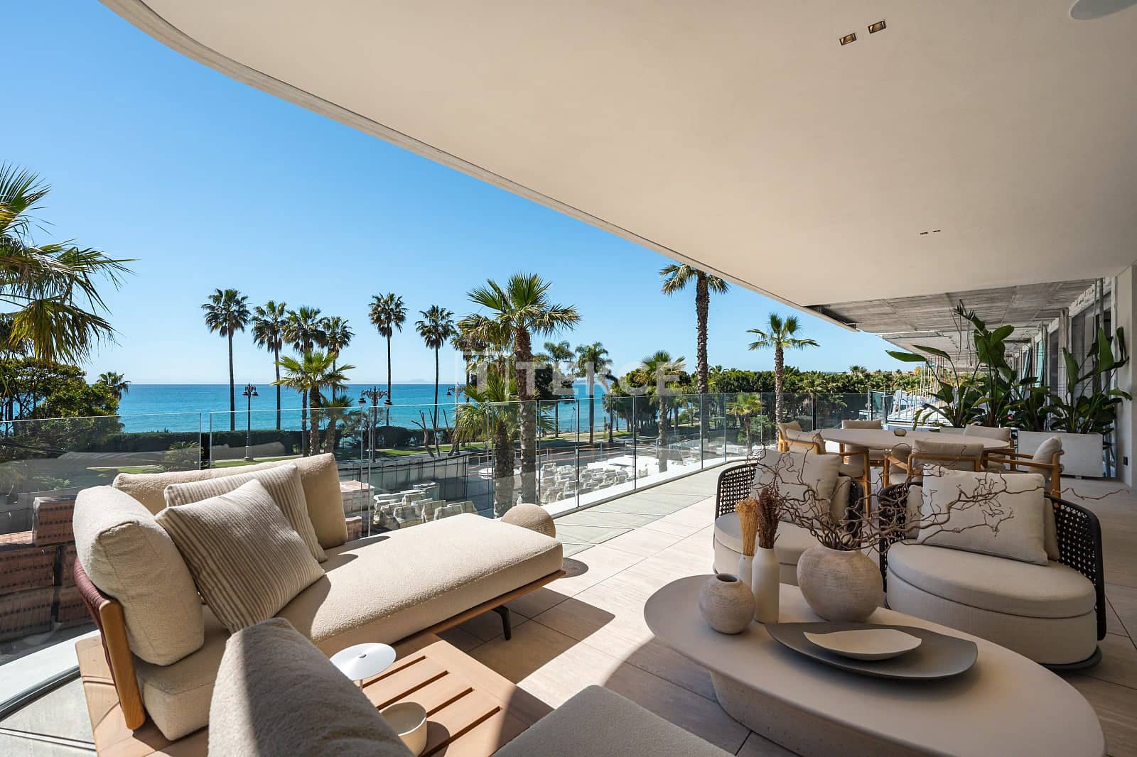 3 makuuhuone Asunto myytävänä paikassa Estepona mukana uima-altaan - 3 550 000 € (Ref: 9997948)