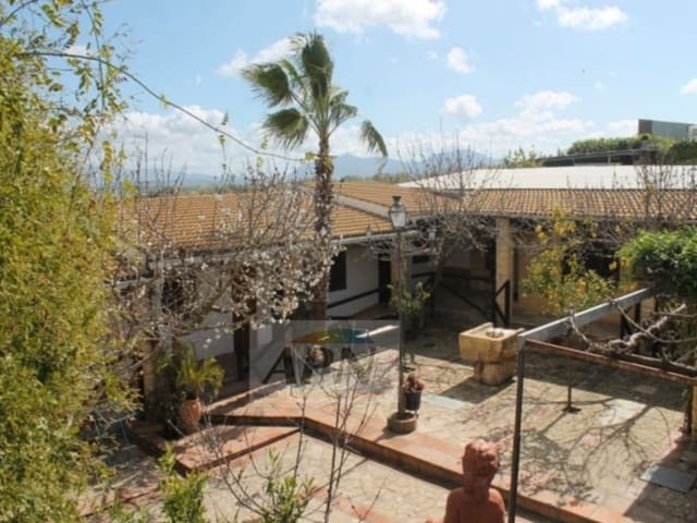 7 soveværelse Finca/Landehus til salg i Campillos med swimmingpool - € 785.000 (Ref: 7301885)