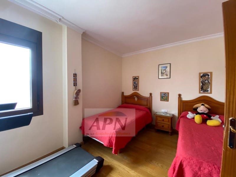 5 bedroom Apartment for rent in Alora with pool - € 950 (Ref: 7665995)