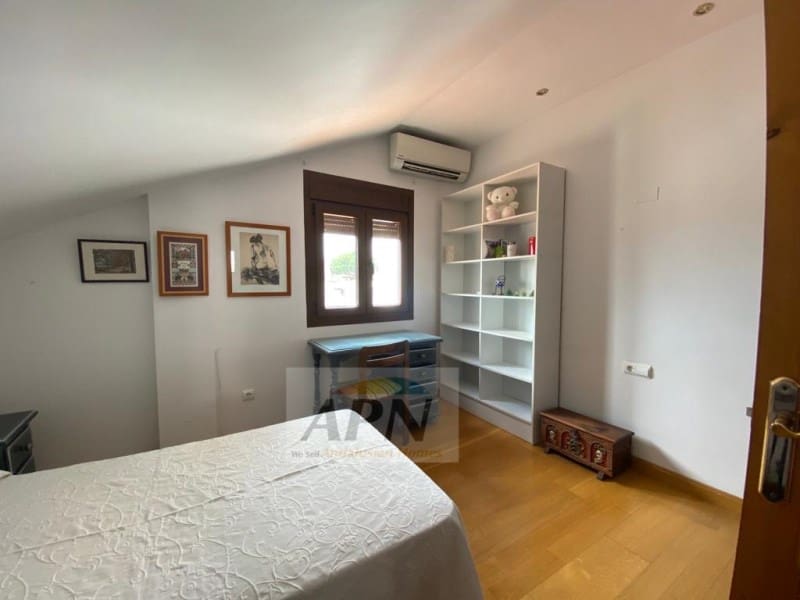5 bedroom Apartment for rent in Alora with pool - € 950 (Ref: 7665995)