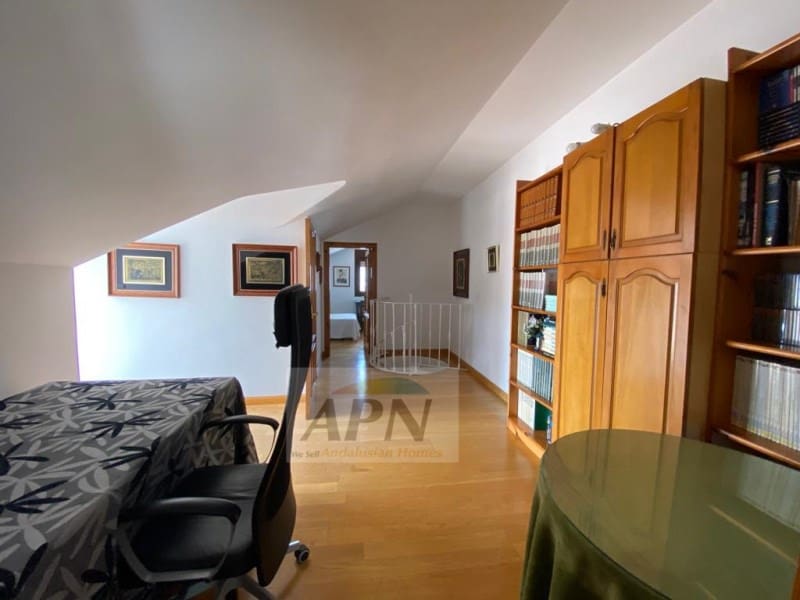 5 bedroom Apartment for rent in Alora with pool - € 950 (Ref: 7665995)