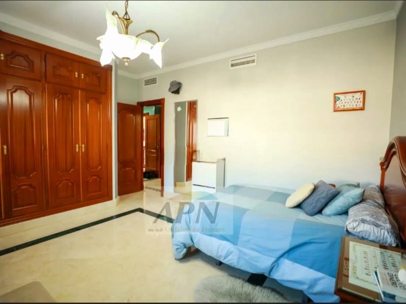 4 soveværelse Byhus til salg i Pizarra med swimmingpool garage - € 740.000 (Ref: 8968702)