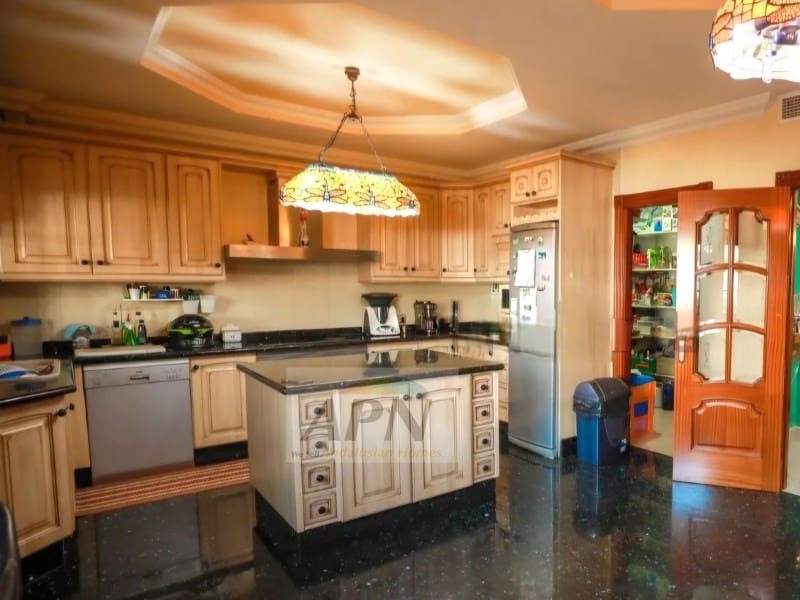 4 soveværelse Byhus til salg i Pizarra med swimmingpool garage - € 740.000 (Ref: 8968702)