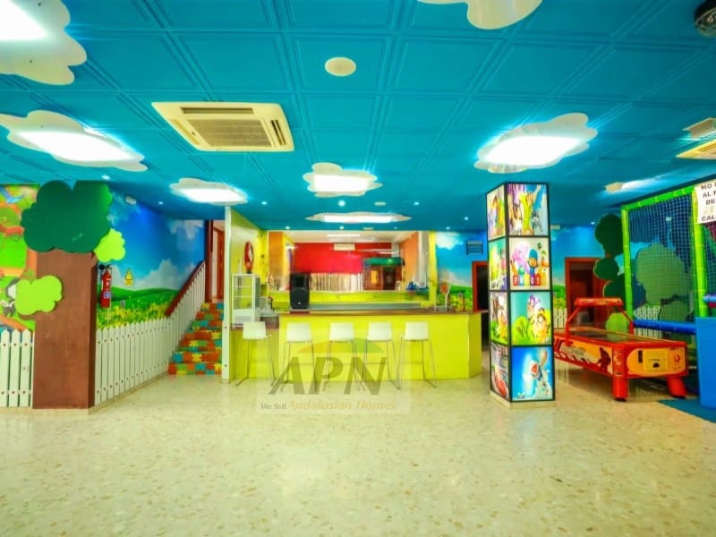 4 soveværelse Byhus til salg i Pizarra med swimmingpool garage - € 740.000 (Ref: 8968702)