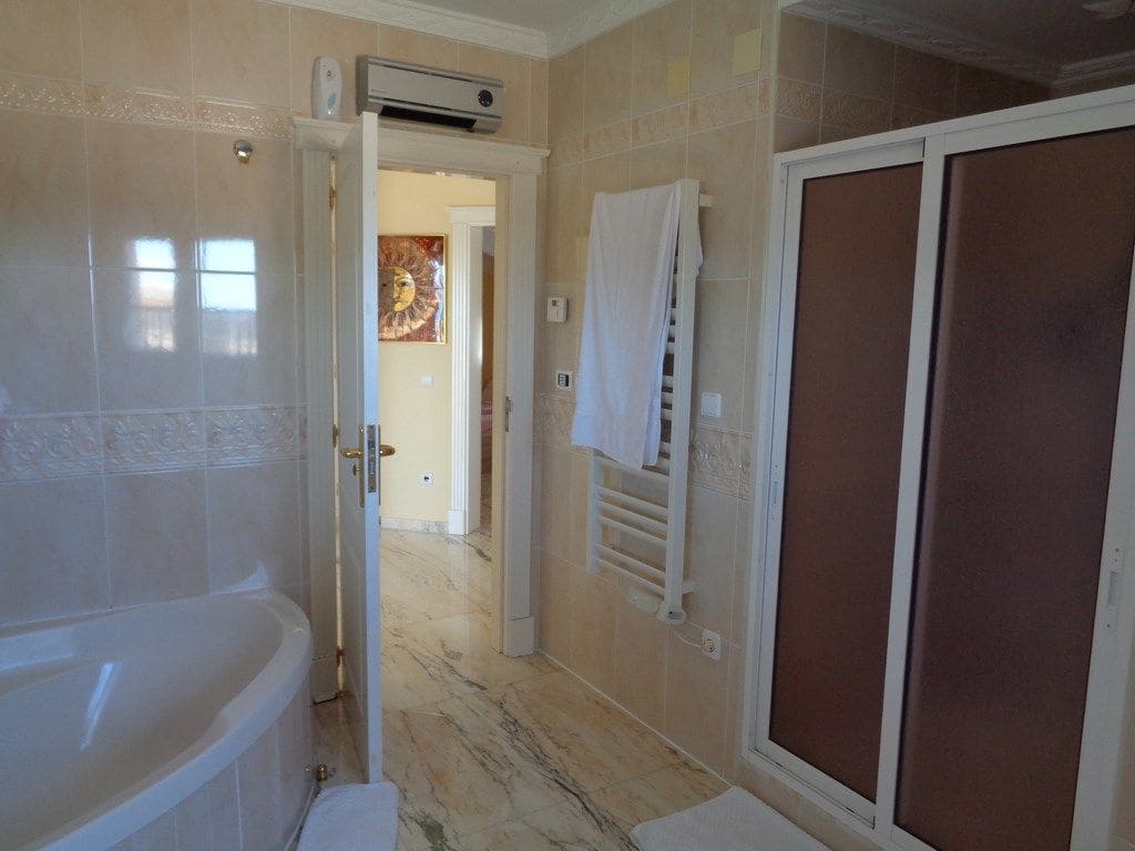 5 soveværelse Villa til salg i Ambolo med swimmingpool garage - € 990.000 (Ref: 9787507)