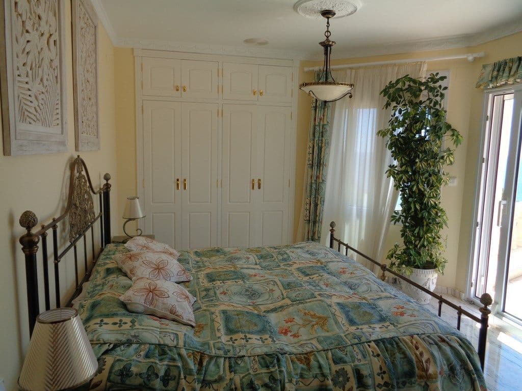 5 soveværelse Villa til salg i Ambolo med swimmingpool garage - € 990.000 (Ref: 9787507)