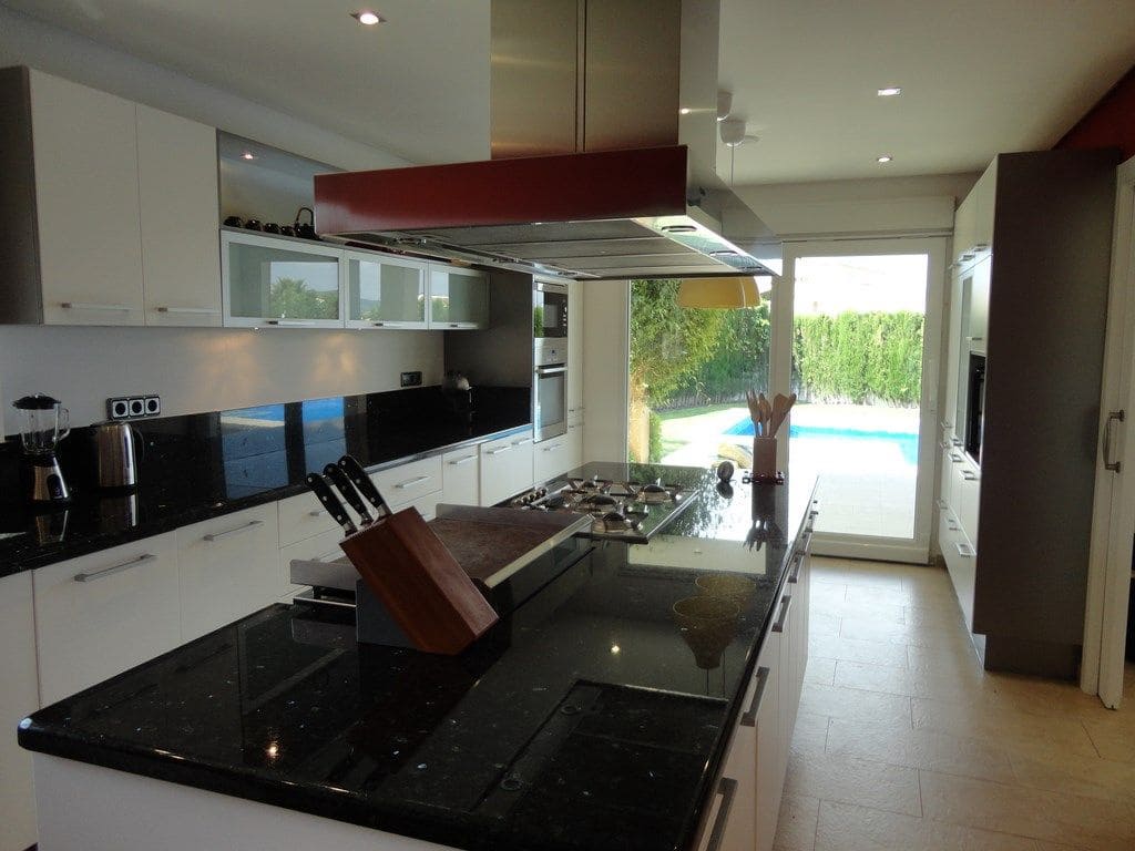 4 sypialnia Willa na sprzedaż w Javea / Xabia z basenem garażem - 980 000 € (Ref: 9787525)