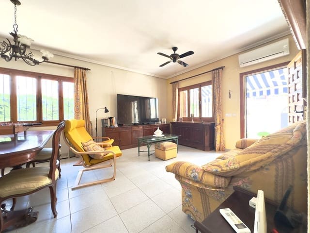 Chalet de 3 habitaciones en Cabo Roig, Orihuela en venta con piscina - 629.900 € (Ref: 10005875)