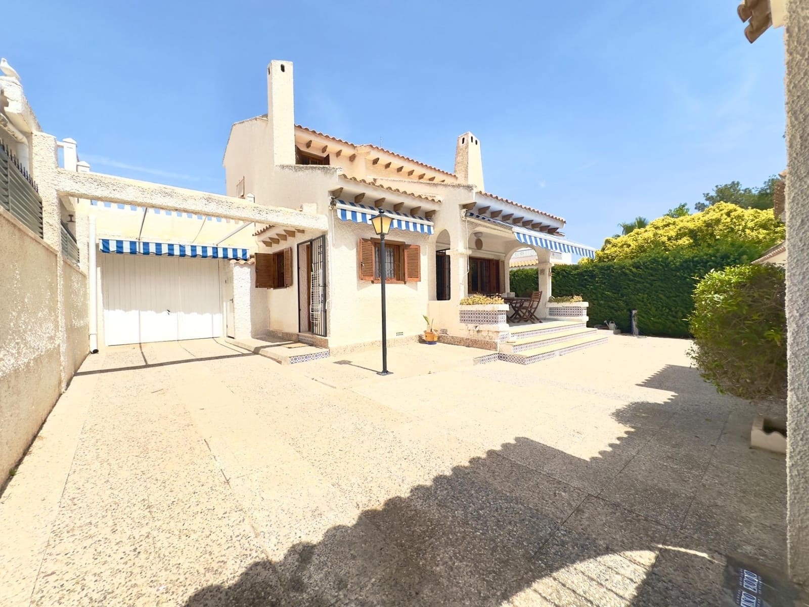 Chalet de 3 habitaciones en Cabo Roig en venta con piscina - 629.900 € (Ref: 10005875)