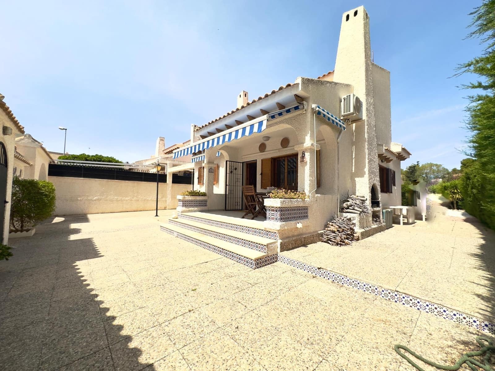 Chalet de 3 habitaciones en Cabo Roig en venta con piscina - 629.900 € (Ref: 10005875)