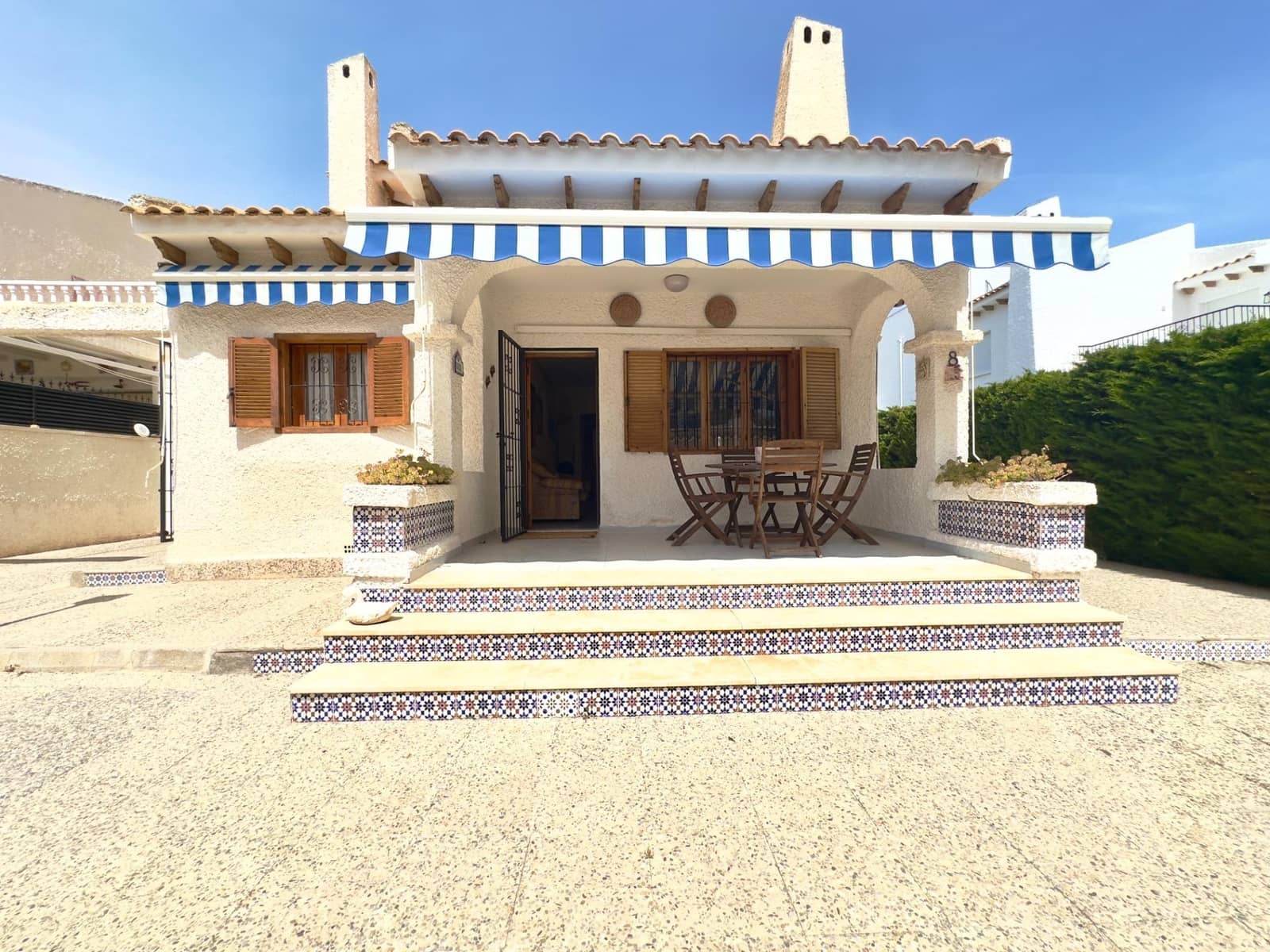 Chalet de 3 habitaciones en Cabo Roig en venta con piscina - 629.900 € (Ref: 10005875)