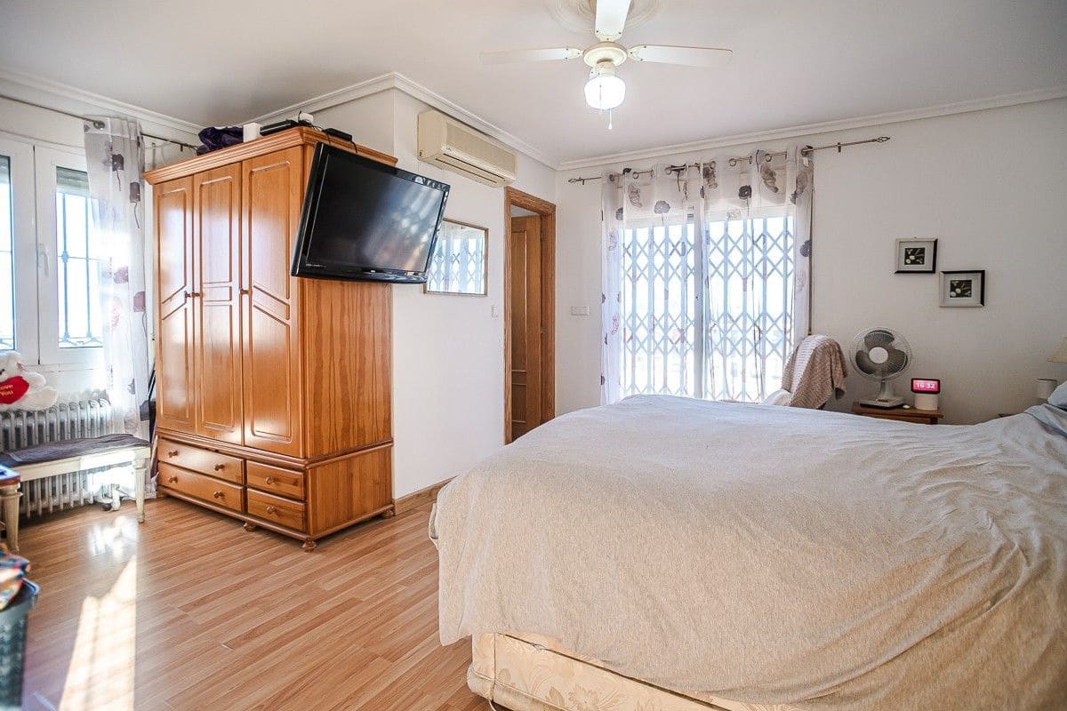 6 bedroom Villa for sale in Torrevieja with pool - € 580,000 (Ref: 10013540)