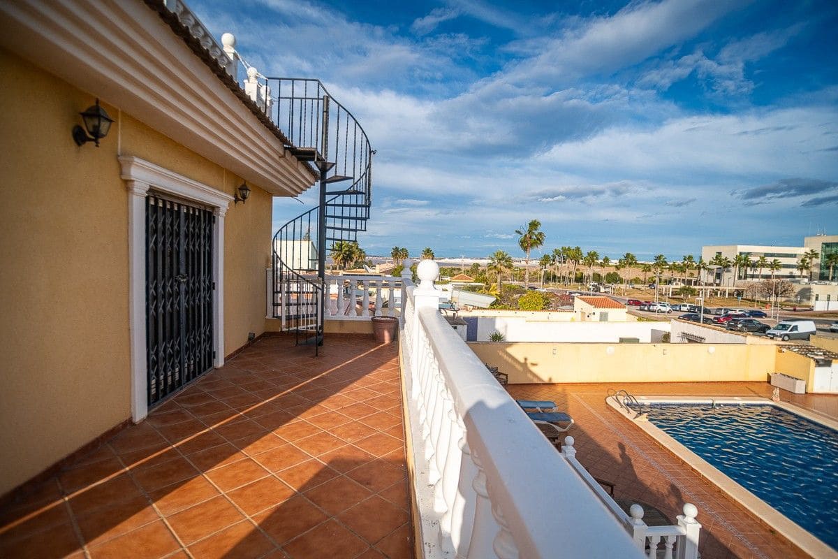 6 bedroom Villa for sale in Torrevieja with pool - € 580,000 (Ref: 10013540)