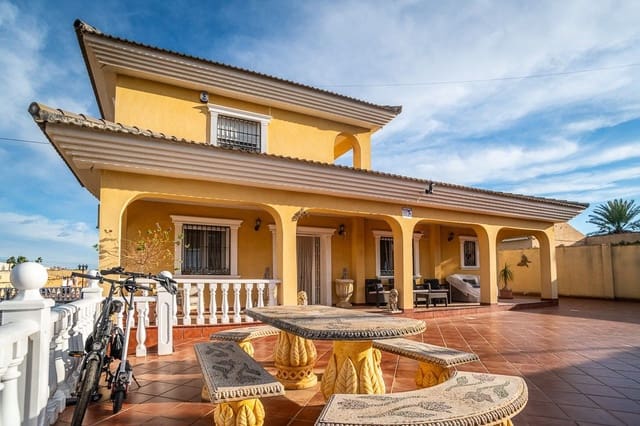 6 bedroom Villa for sale in Torrevieja with pool - € 580,000 (Ref: 10013540)