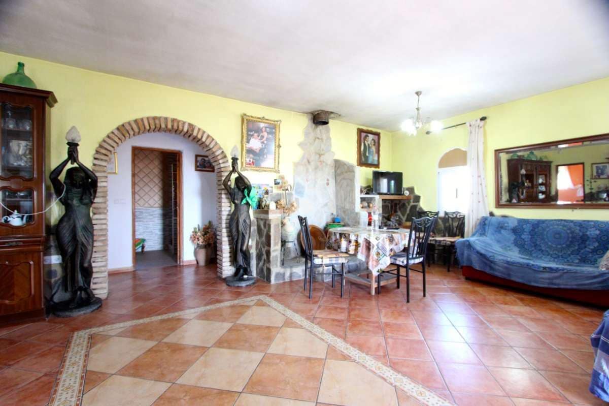 6 bedroom Villa for sale in Albudeite with pool - € 320,000 (Ref: 10013541)