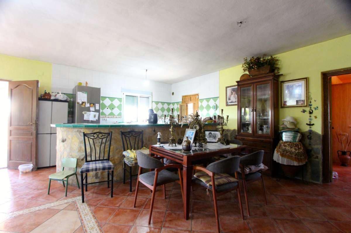 6 bedroom Villa for sale in Albudeite with pool - € 320,000 (Ref: 10013541)