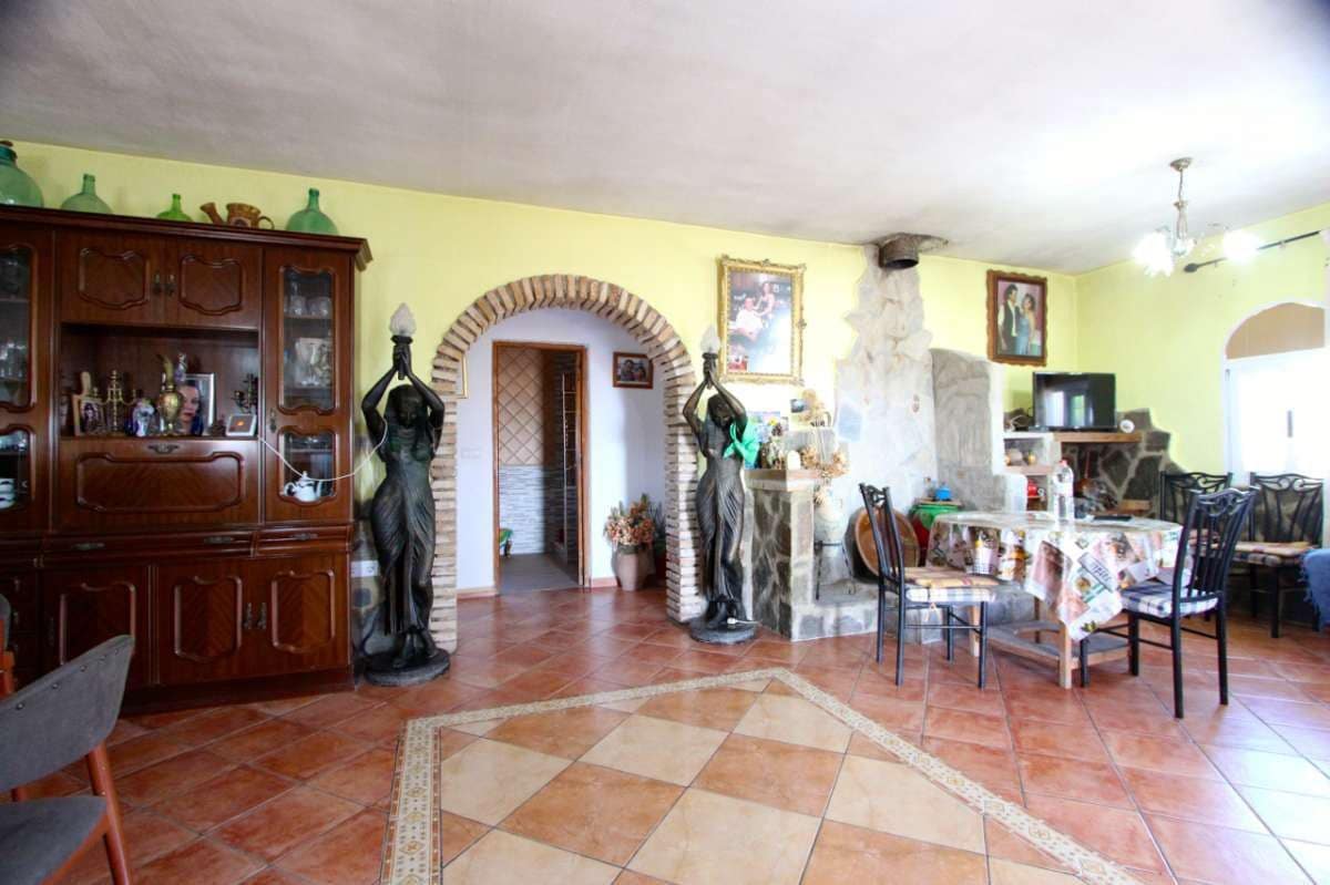 6 bedroom Villa for sale in Albudeite with pool - € 320,000 (Ref: 10013541)