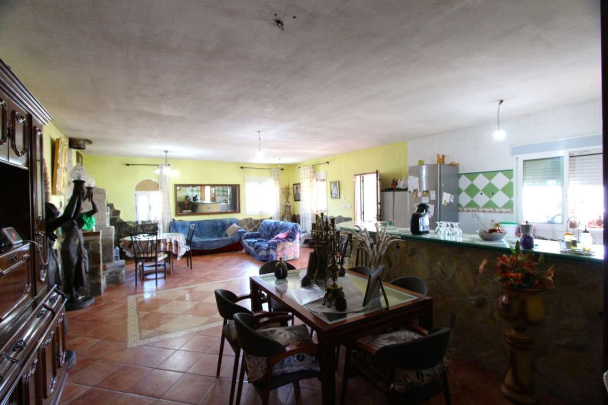 6 bedroom Villa for sale in Albudeite with pool - € 320,000 (Ref: 10013541)