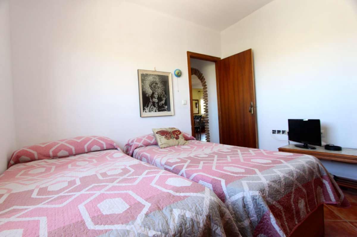 6 bedroom Villa for sale in Albudeite with pool - € 320,000 (Ref: 10013541)