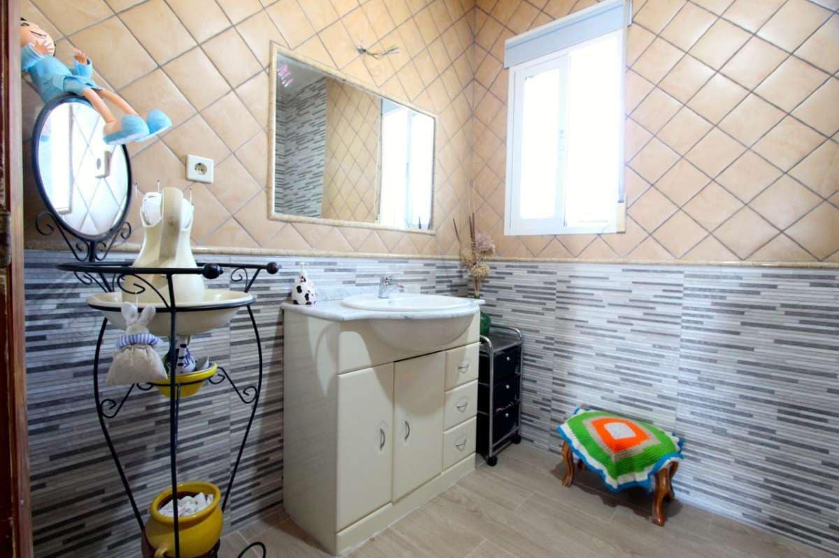 6 bedroom Villa for sale in Albudeite with pool - € 320,000 (Ref: 10013541)