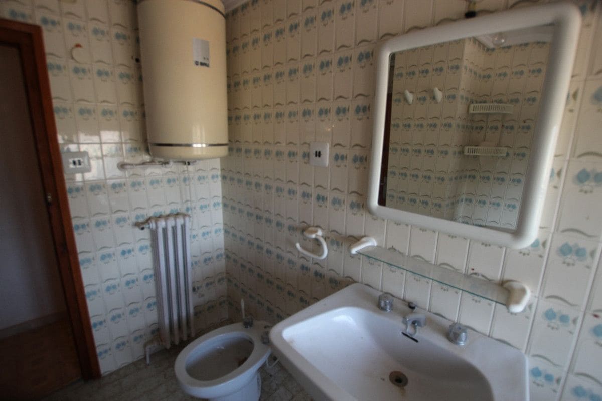 6 bedroom Finca/Country House for sale in Jumilla - € 236,995 (Ref: 10013569)