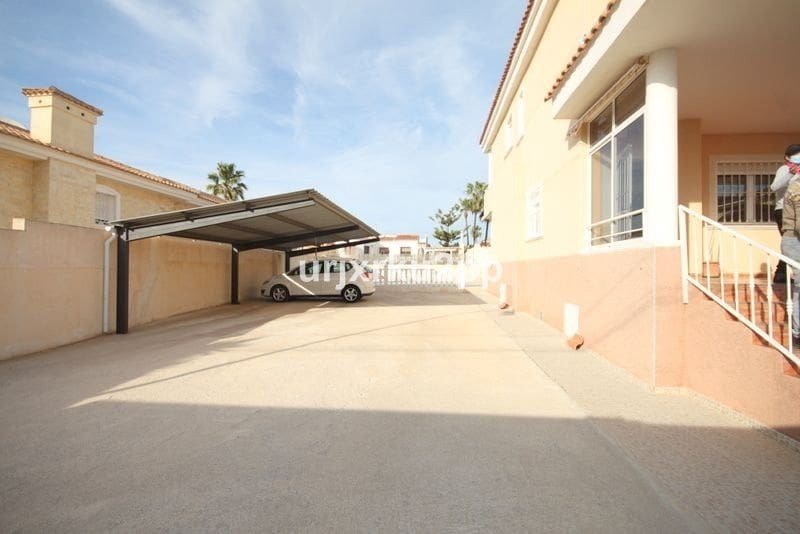 5 bedroom Villa for sale in Torrevieja - € 620,000 (Ref: 10013570)