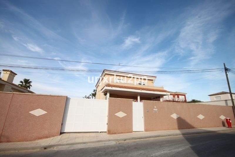 5 bedroom Villa for sale in Torrevieja - € 620,000 (Ref: 10013570)