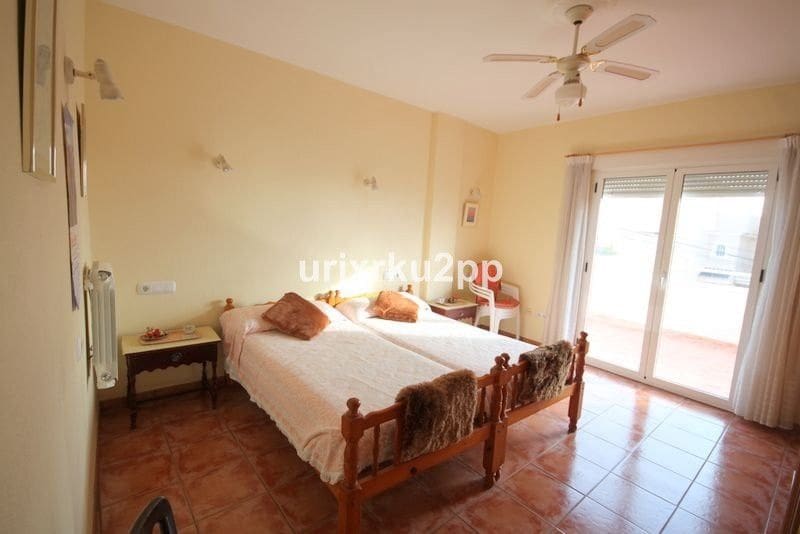 5 bedroom Villa for sale in Torrevieja - € 620,000 (Ref: 10013570)