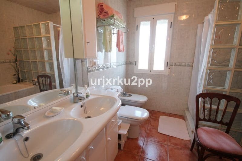 5 bedroom Villa for sale in Torrevieja - € 620,000 (Ref: 10013570)