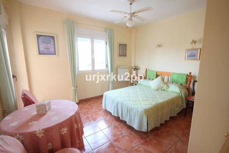 5 bedroom Villa for sale in Torrevieja - € 620,000 (Ref: 10013570)