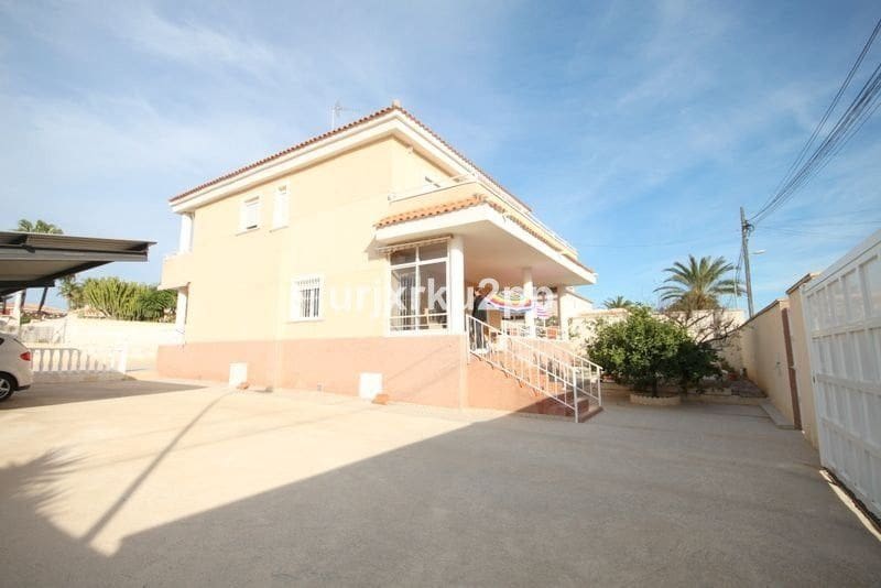 5 bedroom Villa for sale in Torrevieja - € 620,000 (Ref: 10013570)