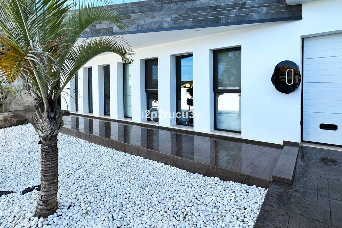 5 bedroom Villa for sale in Javea / Xabia - € 2,350,000 (Ref: 10013603)