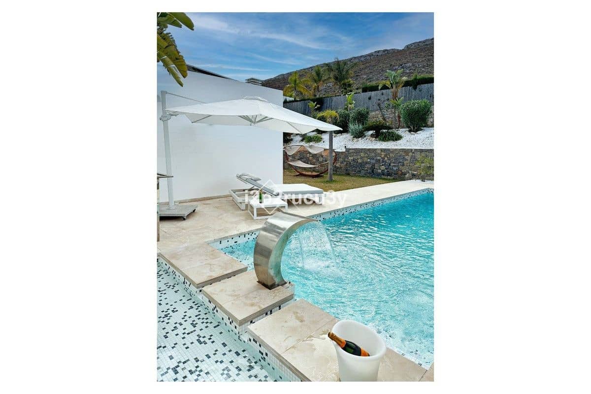 5 bedroom Villa for sale in Javea / Xabia - € 2,350,000 (Ref: 10013603)