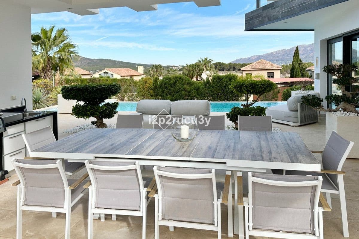 5 bedroom Villa for sale in Javea / Xabia - € 2,350,000 (Ref: 10013603)