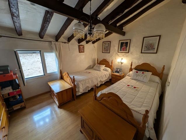 Chalet de 4 habitaciones en La Nucia en venta - 273.000 € (Ref: 10013655)