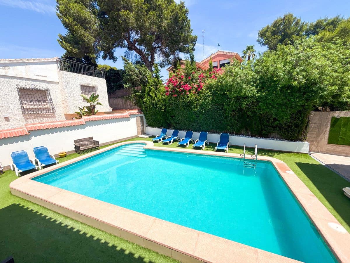 Chalet de 7 habitaciones en Campoamor en venta - 1.350.000 € (Ref: 10013703)