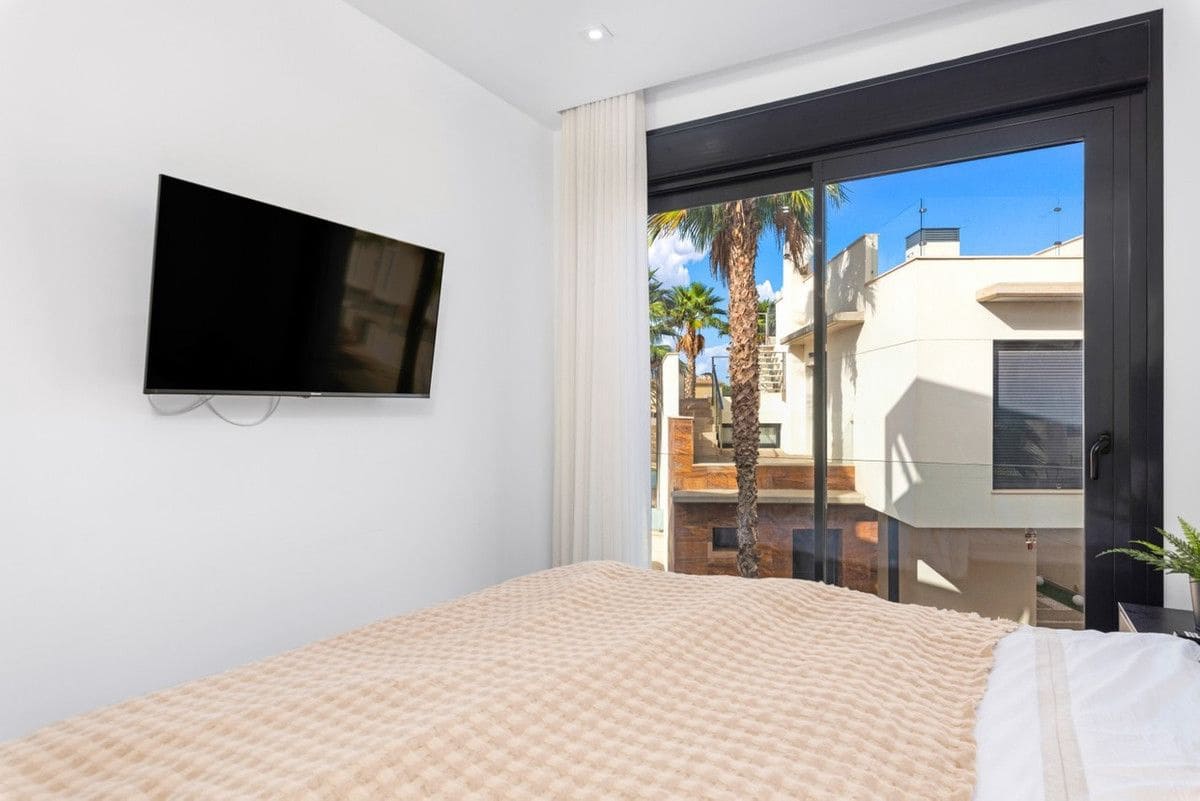 5 bedroom Villa for sale in Cabo Roig - € 829,000 (Ref: 10013713)