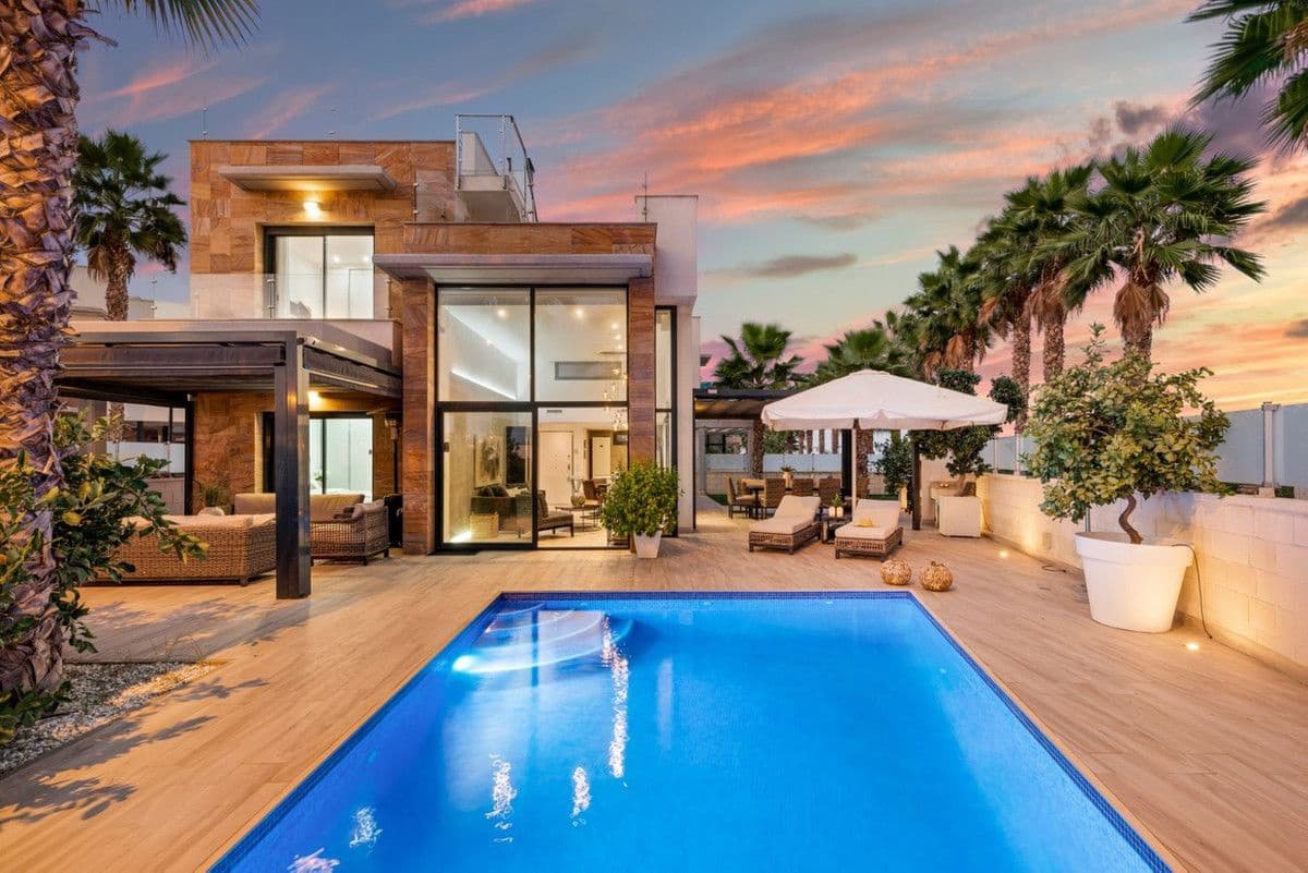5 bedroom Villa for sale in Cabo Roig - € 829,000 (Ref: 10013713)