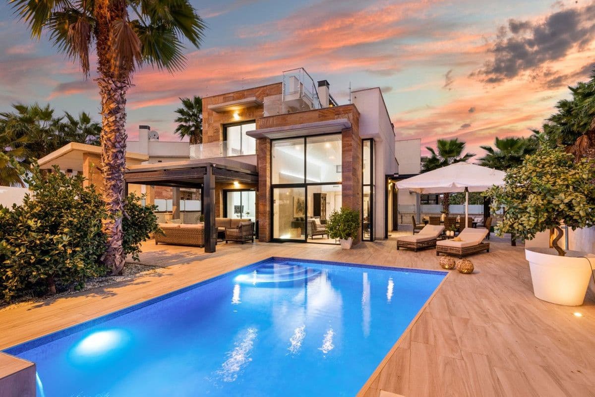 5 bedroom Villa for sale in Cabo Roig - € 829,000 (Ref: 10013713)